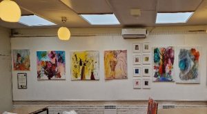 Gyttes billeder på væggen til Fernisering i København Højskoleforening