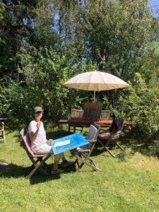 Gytter sidder i haven og maler